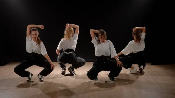 Nella Cornice Sfondo Nero Collettivo Danza Una Squadra Composta Ragazze — Foto Stock