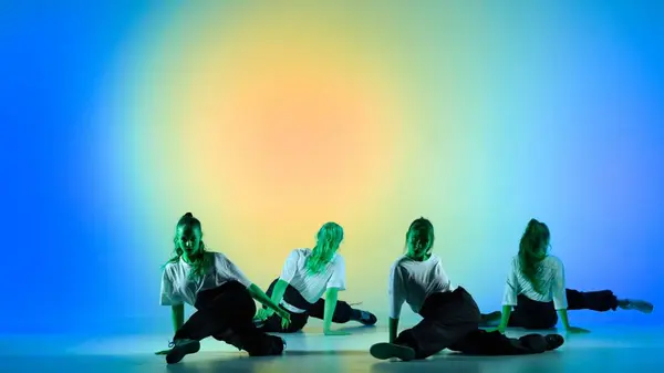 Rahmen Auf Blauem Hintergrund Scheinwerferlicht Tanzkollektiv Ein Team Bestehend Aus — Stockfoto
