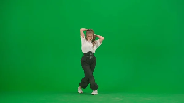 Рамке Зеленом Фоне Хромаки Молодая Стройная Красивая Девушка Танцует Демонстрирует — стоковое фото