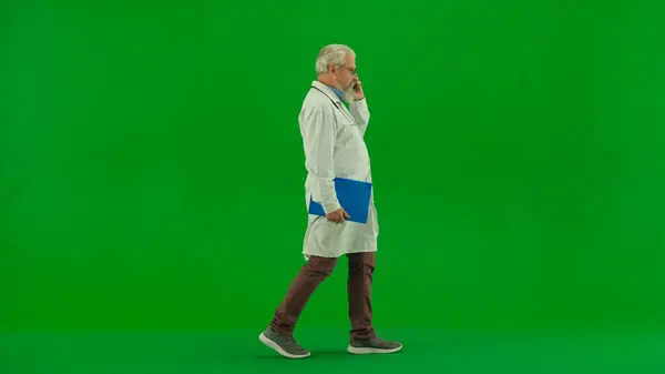 창조적인 크로마 화면에 스튜디오에서 의사의 초상화 폴더를 스마트 말하는 유니폼의 — 스톡 사진