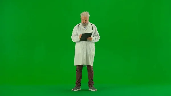 창조적인 크로마 화면에 스튜디오에서 의사의 초상화 클립보드에 정보를 메모를 유니폼에 — 스톡 사진