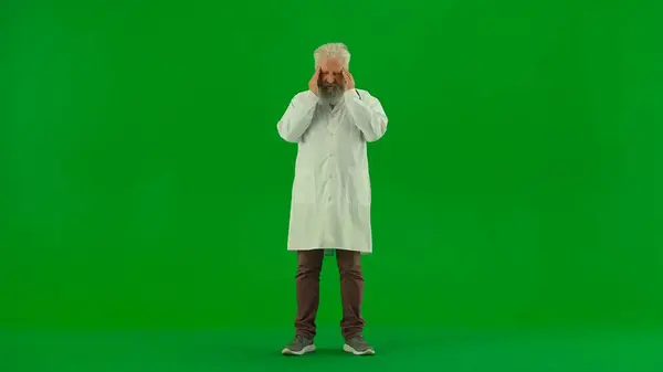 창조적인 크로마 화면에 스튜디오에서 의사의 초상화 유니폼의 사원에 피곤한 — 스톡 사진