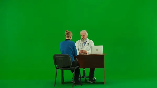 창조적인 크로마 화면에 스튜디오에서 의사의 초상화 환자와 책상에 교복에 이야기 — 스톡 사진