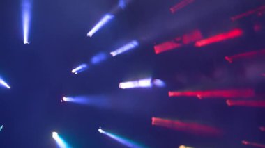 Mavi, koyu arkaplanda, dumanı kıran parlak bir ışık, arka planda bulanık. Soyut bir ekran koruyucu ya da resim, bir şey için bir desen sunar.