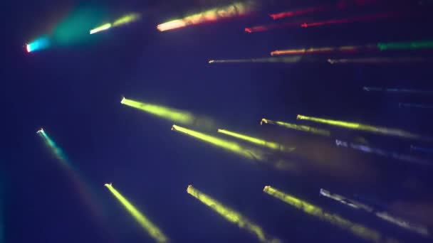 Der Aufnahme Auf Blauem Dunklem Hintergrund Helles Licht Das Durch — Stockvideo