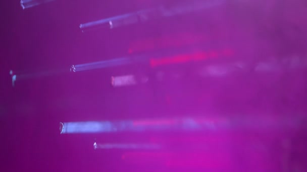 紫色の暗い背景の明るい光のショットでは 煙を介して破壊し 曇った背景 抽象的なスクリーンセーバーや写真 何かのためのパターンを表します — ストック動画