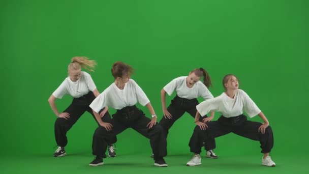 緑色の染色体の背景にあるフレーム ダンスグループ 若い女の子のチーム 彼らはジャズファンクの方向に様々なダンスの動きを示しています リズミカルでプラスチックです 一般プラン — ストック動画