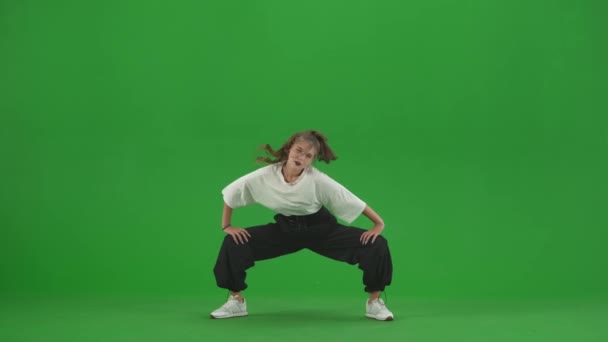 Ramce Zielonym Tle Chromakey Młoda Smukła Piękna Dziewczyna Tańczy Demonstruje — Wideo stockowe