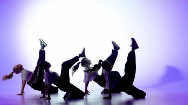 Het Frame Een Lichte Witte Achtergrond Silhouet Dansgroep Bestaande Uit — Stockvideo