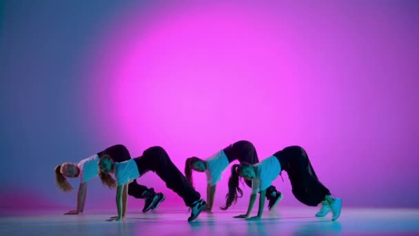 Frame Purple Background Gradient Dancing Group Consisting Attractive Girls Demonstrate — Stock Video