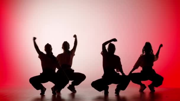Στο Πλαίσιο Ένα Κόκκινο Λευκό Φόντο Κλίση Χορευτική Ομάδα Που — Αρχείο Βίντεο
