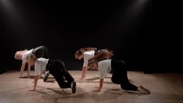 Quadro Fundo Preto Coletivo Dança Uma Equipe Composta Por Jovens — Vídeo de Stock