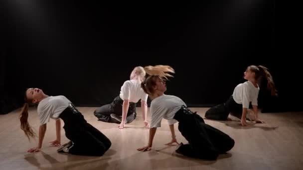 Siyah Bir Arkaplanda Dans Eden Kolektif Genç Çekici Kızlardan Oluşan — Stok video