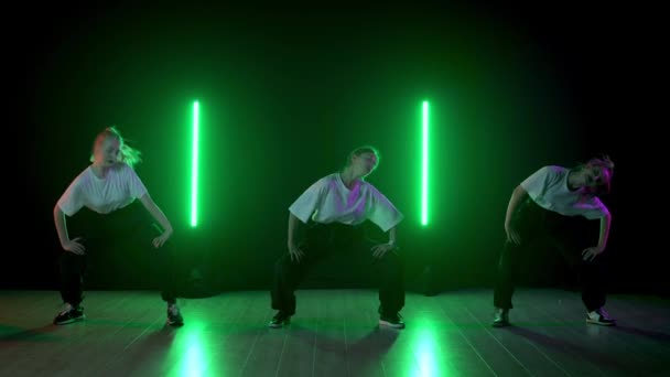 Záběru Černém Pozadí Zelenými Neonovými Světly Skupina Atraktivních Dívek Tančí — Stock video