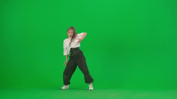 Рамке Зеленом Фоне Хромаки Молодая Стройная Красивая Девушка Танцует Демонстрирует — стоковое видео