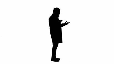 Sağlık ve refah yaratıcı konsept. Stüdyodaki doktor portresi beyaz arka plan alfa kanalında izole edildi. Üniformalı kıdemli doktor silueti ayakta duruyor ve konuşuyor..