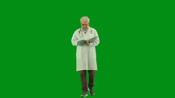 창조적인 크로마 화면에 스튜디오에서 의사의 초상화 폴더에 문서에 프론트 — 스톡 사진