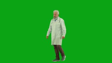 Sağlık ve tıbbi danışmanlık reklam konsepti. Krom anahtar yeşil ekranda yaşlı doktor portresi. Beyaz önlüklü kıdemli doktor hastanede dolanıp duruyor..