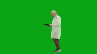 Sağlık ve tıbbi danışmanlık reklam konsepti. Krom anahtar yeşil ekranda yaşlı doktor portresi. Klinikte ya da hastanede elinde not panosuyla gezen kıdemli bir doktor..