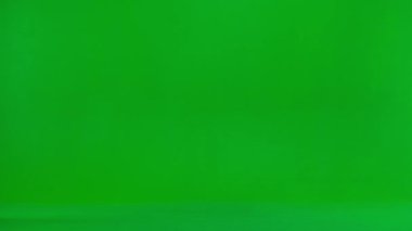 Sağlık ve tıbbi danışmanlık reklam konsepti. Krom anahtar yeşil ekranda yaşlı doktor portresi. Mavi klasörlü kıdemli doktor çerçevede soldan sağa yürüyor..