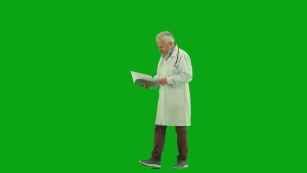 컨설팅 크로마 화면에 의사의 초상화 코트에 기록을 — 비디오
