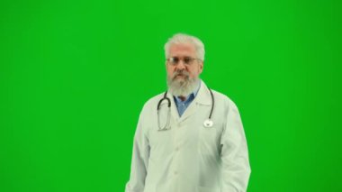Sağlık ve tıbbi danışmanlık reklam konsepti. Krom anahtar yeşil ekranda insan sıhhiyesinin portresi. Üniformalı kıdemli doktoru kapatın, yürüyün ve konuşun, tavsiyelerde bulunun,