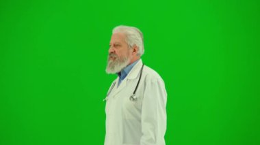 Sağlık ve tıbbi danışmanlık reklam konsepti. Krom anahtar yeşil ekranda insan sıhhiyesinin portresi. Beyaz önlüklü kıdemli doktor yürüyor, konuşuyor, bilgi veriyor..
