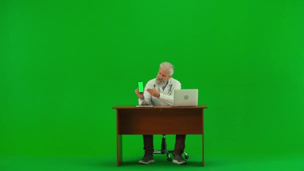 Υγεία Και Ιατρική Συμβουλευτική Έννοια Διαφήμιση Πορτρέτο Του Ηλικιωμένου Γιατρού — Αρχείο Βίντεο
