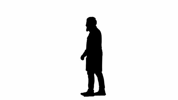 医療コンサルティング広告コンセプト 白い背景アルファチャンネルで隔離された薬の肖像画 クリニックを歩き 挨拶する制服のシルエットシニアドクター — ストック動画