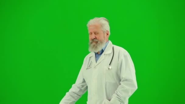 保健和医疗咨询广告概念 彩色键绿色屏幕上的男性医生画像 穿着白衣走来走去向周围的人致意的资深医生近视 — 图库视频影像
