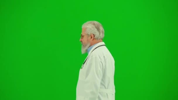 保健和医疗咨询广告概念 彩色键绿色屏幕上的男性医生画像 侧视近距离拍摄资深医生在医院走来走去环顾四周 — 图库视频影像