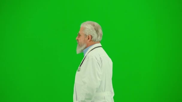 保健和医疗咨询广告概念 彩色键绿色屏幕上的男性医生画像 侧视近距离拍摄资深医生在医院里走来走去 环顾四周 — 图库视频影像
