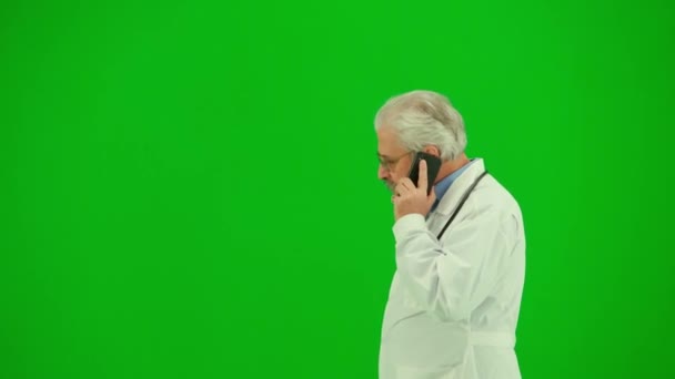 保健和医疗咨询广告概念 彩色键绿色屏幕上的男性医生画像 侧视近距离拍摄资深医生与病人用智能手机交谈 — 图库视频影像