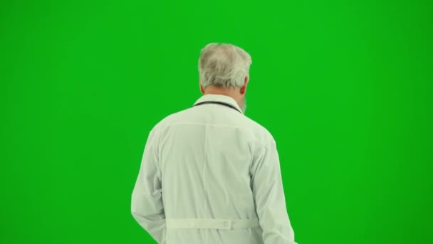 医療コンサルティング広告コンセプト クロマ グリーン スクリーンの男性の薬の肖像画 病院で歩いている制服のシニアドクターのバックビューを閉じ 人々に挨拶 — ストック動画