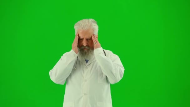 保健和医疗咨询广告概念 彩色键绿色屏幕上的男性医生画像 贴身资深医生在白衣按摩头 疲倦的脸上 — 图库视频影像