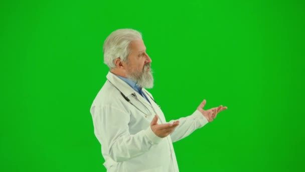 保健和医疗咨询广告概念 彩色键绿色屏幕上的男性医生画像 穿着白衣的资深医生在摄像机前交谈 提供信息 — 图库视频影像