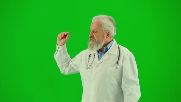 医療コンサルティング広告コンセプト クロマ グリーン スクリーンの男性の薬の肖像画 広告のための空の領域で示す白いコートの上級医を閉じる — ストック動画