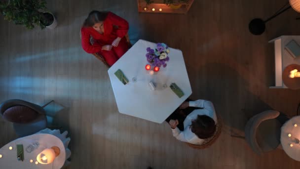 Dans Photo Dessus Jeune Couple Est Assis Une Table Dans — Video