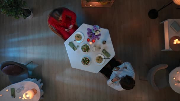 Der Aufnahme Oben Sitzt Ein Junges Paar Einem Restaurant Mit — Stockvideo