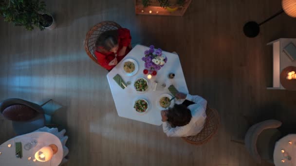 Keretben Egy Fiatal Pár Egy Kávézóban Étteremben Tésztát Salátát Esznek — Stock videók