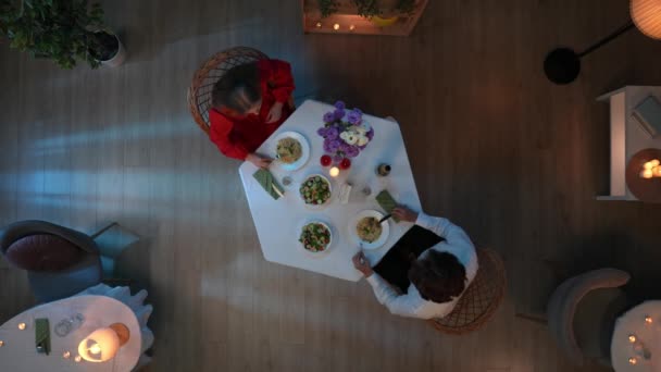 Genç Bir Çiftin Kafeteryada Oturduğu Karede Makarna Salata Yiyorlar Konuşuyorlar — Stok video