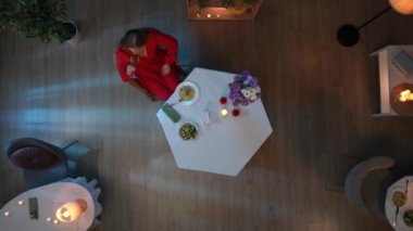 Yukarıdaki karede, genç bir kız bir kafede oturuyor, restoranda. O ve şarap içiyor, şampanya. Sonra etrafına bakıyor, bir şeyler düşünüyor, düşünüyor ve üzülüyor..