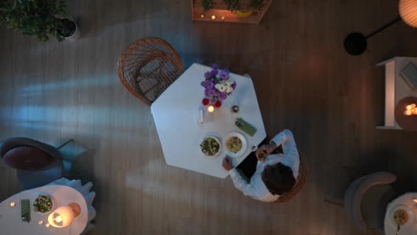 Powyższa Ramka Pokazuje Młodego Mężczyznę Formalnym Stroju Siedzenie Kawiarni Restauracja — Wideo stockowe