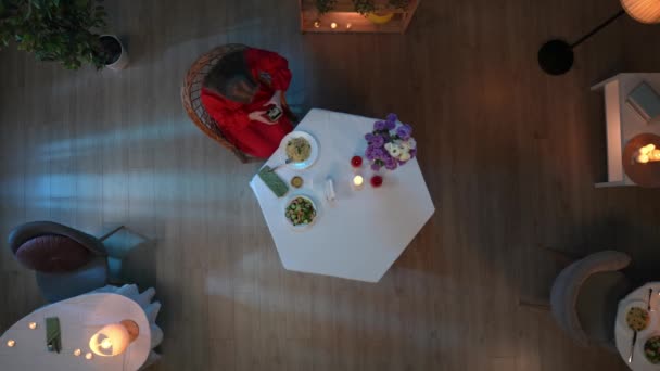 Знімку Зверху Молода Дівчина Сидить Кафе Ресторані Столі Посуд Який — стокове відео
