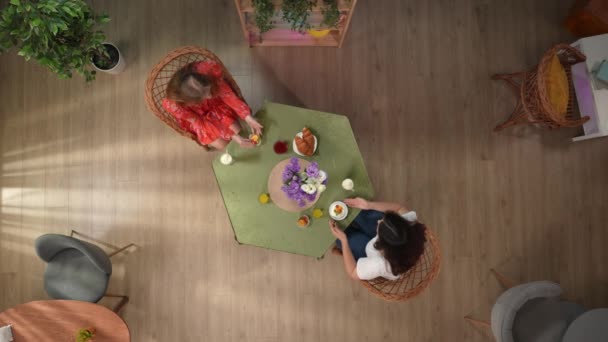 Képen Felülről Üljön Kávézóban Barátok Ismerősök Elégedetlenek Tortával Ami Hozta — Stock videók