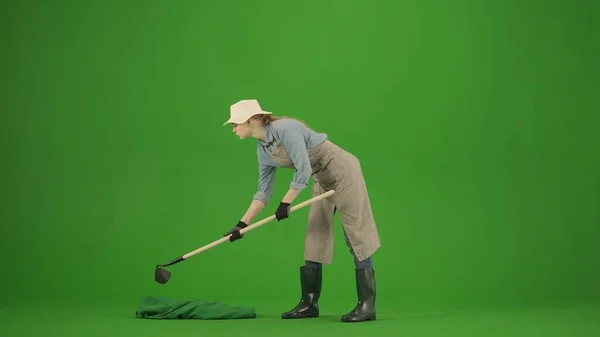 農業と自然農業クリエイティブ広告コンセプト クロマキーグリーンスクリーンの作業服の農民の肖像画 ガーデナーの女性が立って 土壌に取り組む — ストック写真