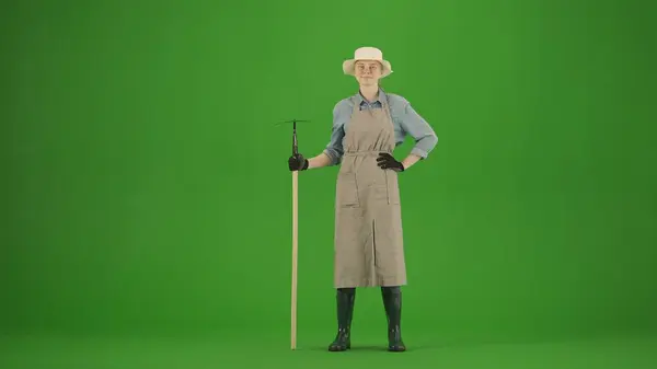 农业和自然耕作创意广告概念 农民穿着工作服在彩色键绿色屏幕上的肖像 园艺师女人站在镜头前 面带微笑地锄头 — 图库照片