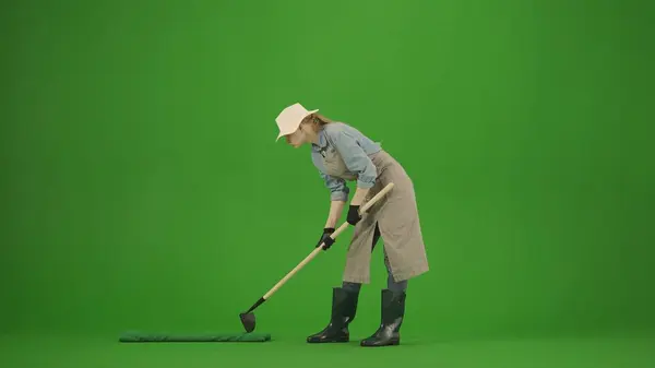 農業と自然農業クリエイティブ広告コンセプト クロマキーグリーンスクリーンの作業服の農民の肖像画 ガーデナー 立って 平準化 ととも — ストック写真