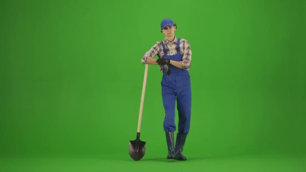 ガーデニングと農業の広告コンセプト クロマキーグリーンスクリーンに男性とゴムブーツの肖像画 男の庭師は 親指を示すシャベルと笑顔の上に傾いている立っています — ストック動画