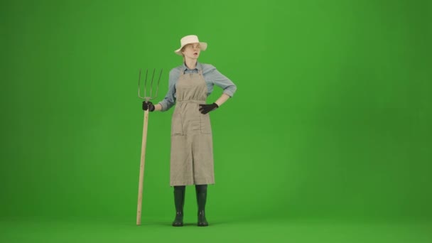 Garten Und Landwirtschaftswerbekonzept Frauenporträt Schürze Und Gummistiefeln Auf Grünem Bildschirm — Stockvideo